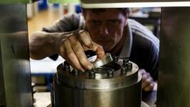 ČMPoté se do lisu vloží střižek (polotovar z ryzího kovu - zde stříbrný) foto (c) Jan Jirouš